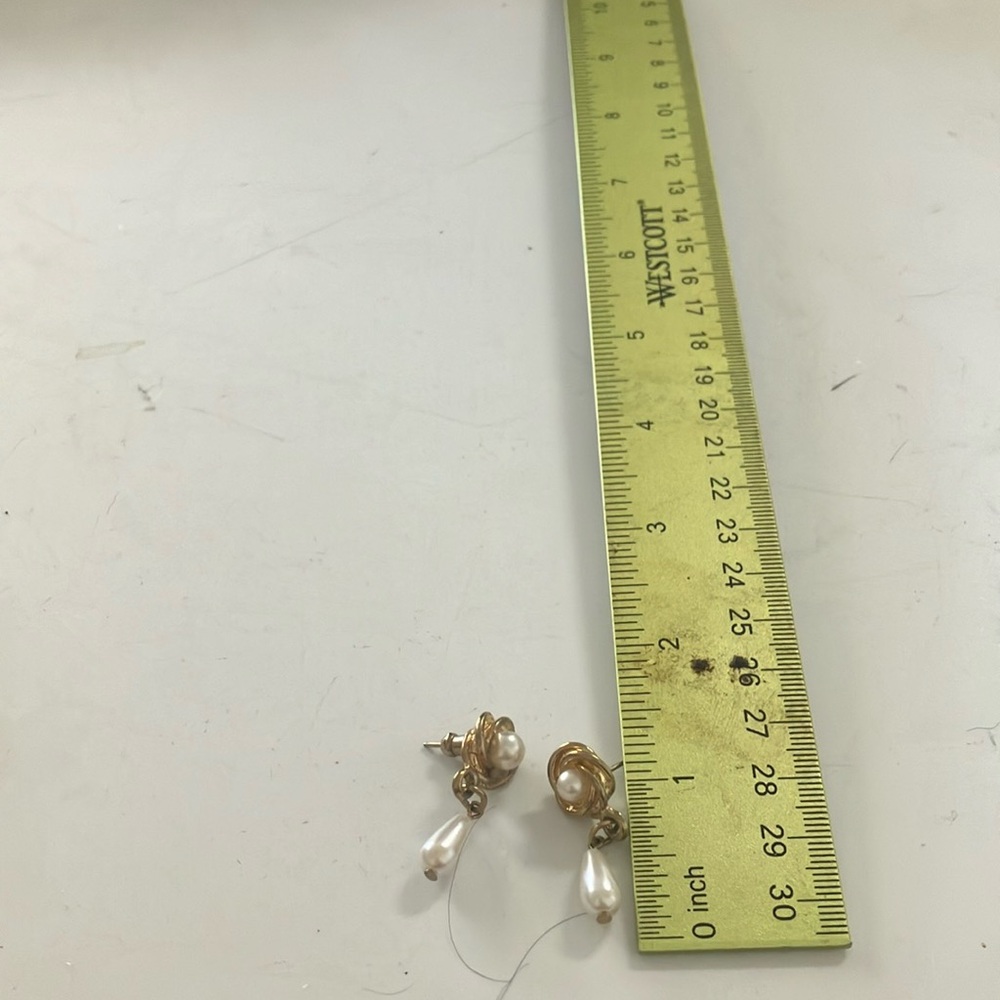 Pearl like pierced earrings